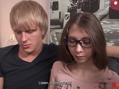 młoda nastolatka zalana przez trenerów