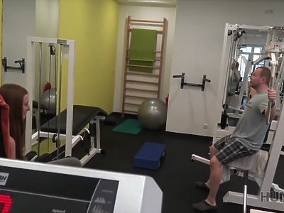 nastolatka klepie się po tyłku podczas seksu