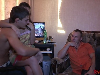 nastolatka bawi się swoim ciałkiem na łóżeczku