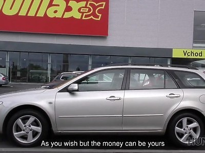 nastolatka siada na wielkiej i czekoladowej pałce