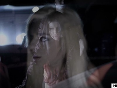 nastolatka pozuje na materacu