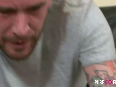 młoda parka testuje seks pozycje