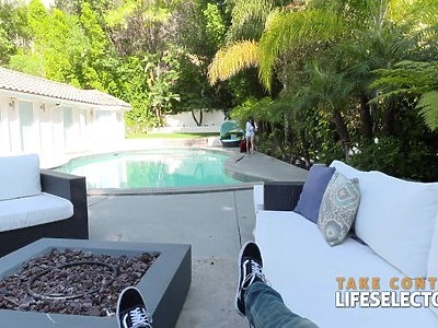 nastolatka w okularkach przepada za analem