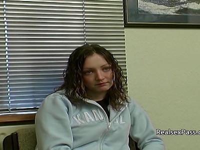 znęca się nad laską w lesie