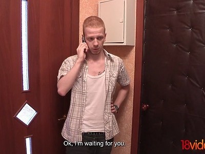 nastolatka lubi kolczyki i ostre ssanie