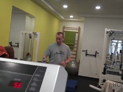 machająca cyckami nastolatka brutalnie zerżnięta