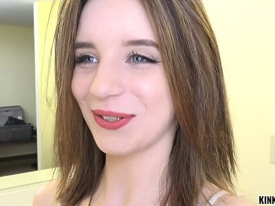 młoda kręci dupeczką