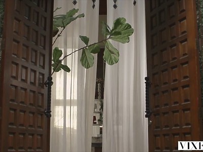 trzy nastolatki w bikini obciągają jego kutaska w ogrodzie