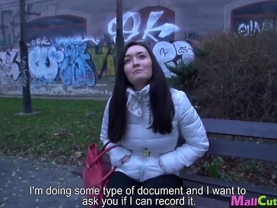 blond nastolatka zabawia się na kanapie