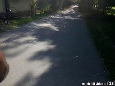 nastka pozuje na łódce