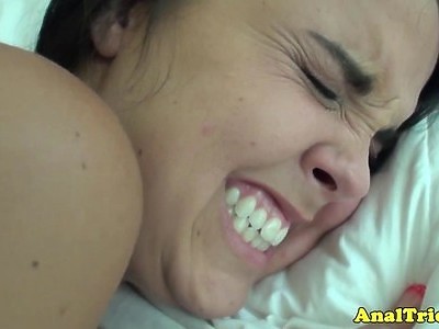 nastolatka dymana na łóżku