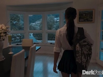 nastolatka w białych getrach słodko jęczy