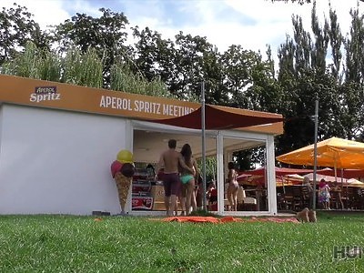 dziewica zadowala się przy kominku