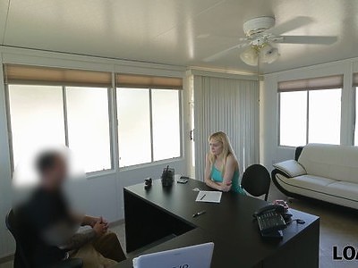 młoda palcuje się przed lustrem