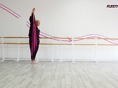 zajmują się mała pupeczką uczennicy