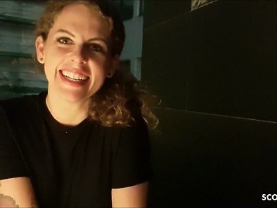 osiemnastka rozbiera się do naga