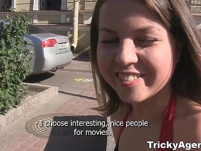 młoda nastolatka wskakuje na kutasa