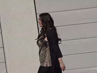 ziomek lubi jej młodą dupkę