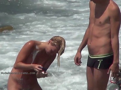 nastolatka z czerwonymi pazurkami fajnie się palcuje