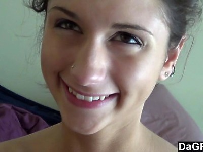 nastolatka w rozpiętej koszuli zajmuje się kutasem