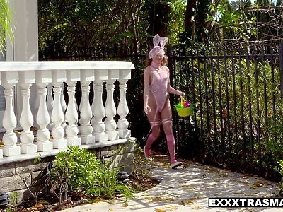 nastolatka w sukience zdejmuje majteczki