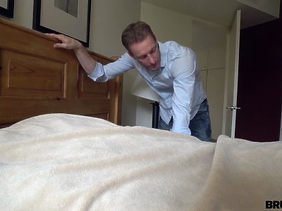 nastolatka zabawia się na stole