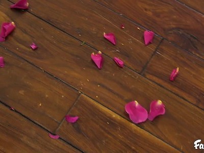 młoda w szpilkach ruchana na kanapie