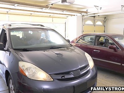 cycata nastolatka w srebrnych szpilkach lubi seks od tylca