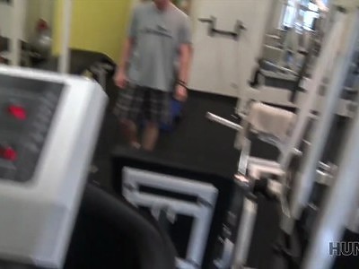 młoda laska cudownie ciągnie penisa