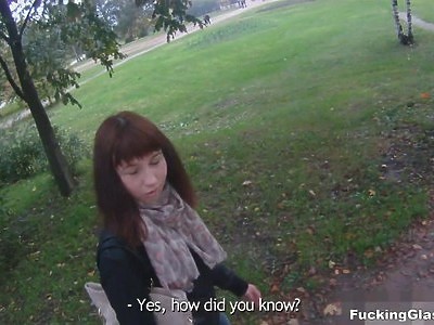 słodka nastolatka ze słodkimi ustami trzepie wielkiego członka