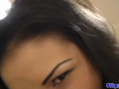 młoda i seksowna pieści się po cipce i cycach