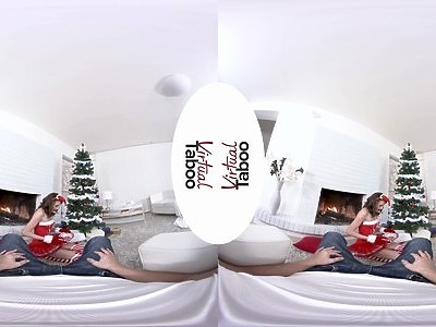 młoda nastolatka bawi się dziurką