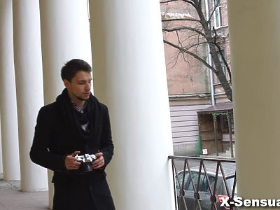 nastolatka wie że ma fajne ciało i lubi je sprzedawać