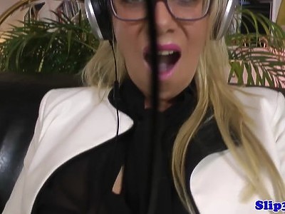 czarnowłosa nastolatka zrobiona na dwa baty