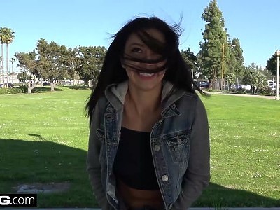 młoda brunetka lubi seksik na pieska