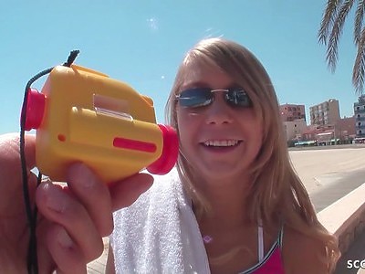 długowłosy koleś w chuście z młodą blondi na wygodnym fotelu