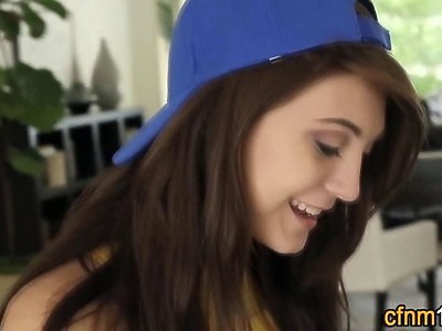 nastolatka w szpilkach zarzuca kuperkiem