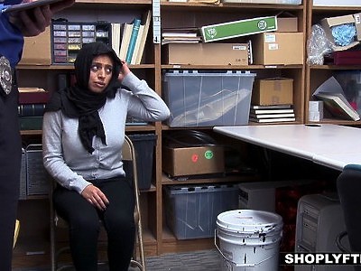 nastoletnie nastolatka dymana przy autobusie