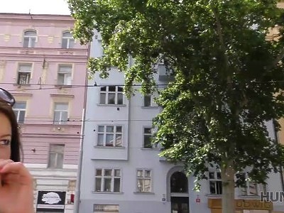 nastolatka w leginsach siada na jego twarzy