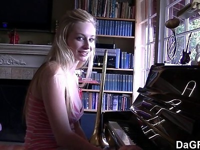 orientalna nastolatka ciągnie małego penisa