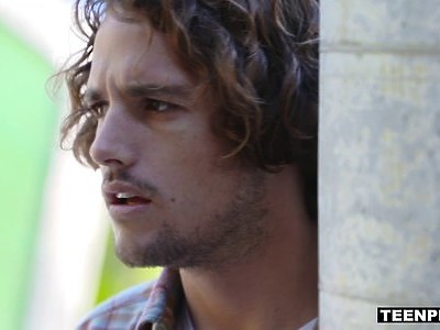 nastolatki bez stanika dotykają się delikatnie