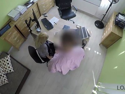 nastolatka leży obok niego i bierze fiuta do ust