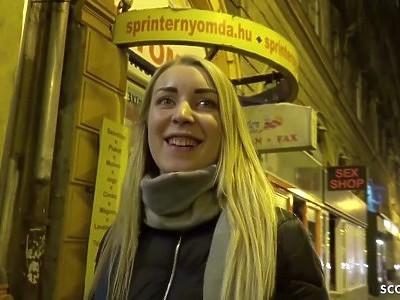 dwie nastolatki wykorzystują znajomego