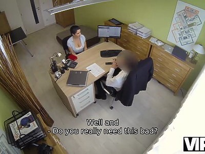 cycata blond nastolatka czeka na młodego ogiera