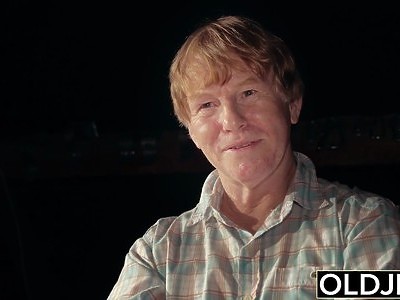 cycata nastolatka zdejmuje różową spódniczkę