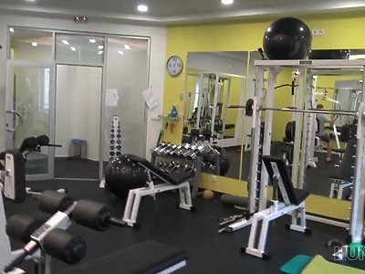 cycata nastolatka zdejmuje różową spódniczkę