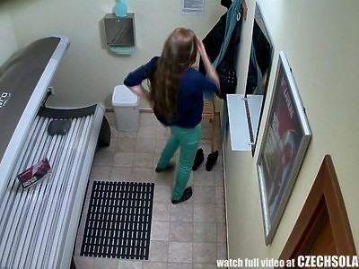 urocza nastolatka pokazuje się na czacie