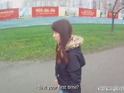 blond nastolatka dogadza kolesiowi w godzinach pracy