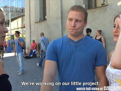 amatorka z zasłoniętymi oczkami ciągnie pałę