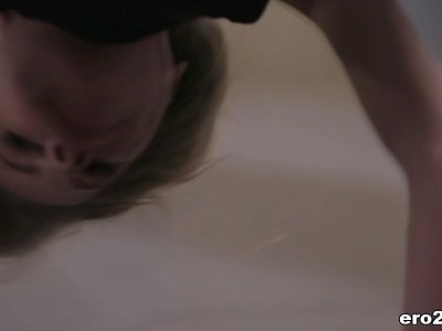 ruda nastolatka ma chrapkę na policjanta